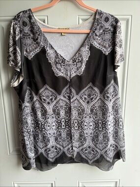 Black & White V-Neck Paisley Print Blouse